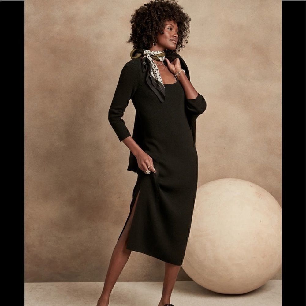 BananaāRepublicāScoop-NeckāMIDIĀ Dress